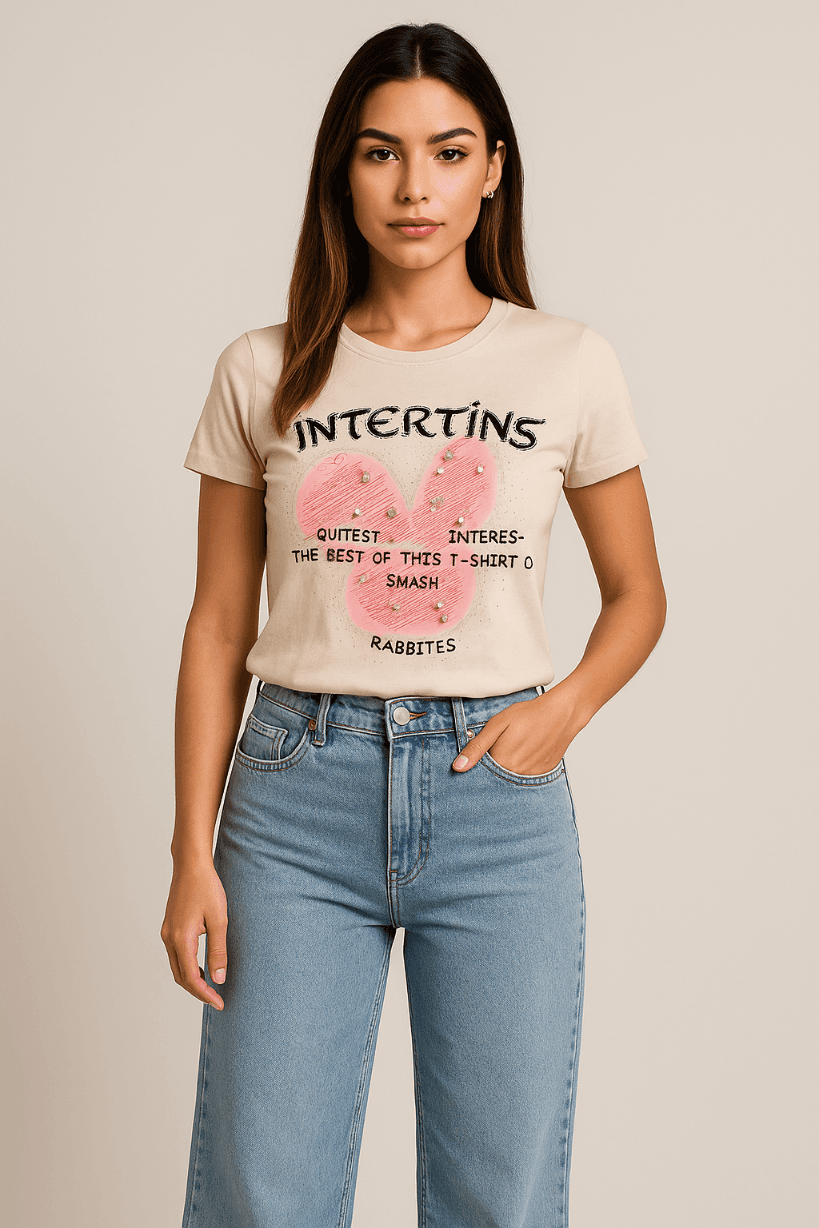 KOSZULKA DAMSKA - T-SHIRT W KOLORZE KREMOWYM I NADRUKIEM - CYRKONIE