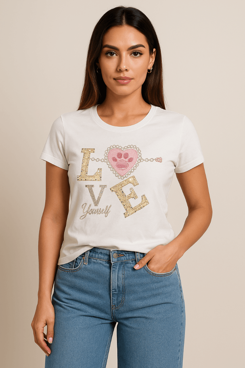 KOSZULKA DAMSKA - T-SHIRT BIAŁY Z NAPISEM LOVE - CYRKONIE I CEKINY