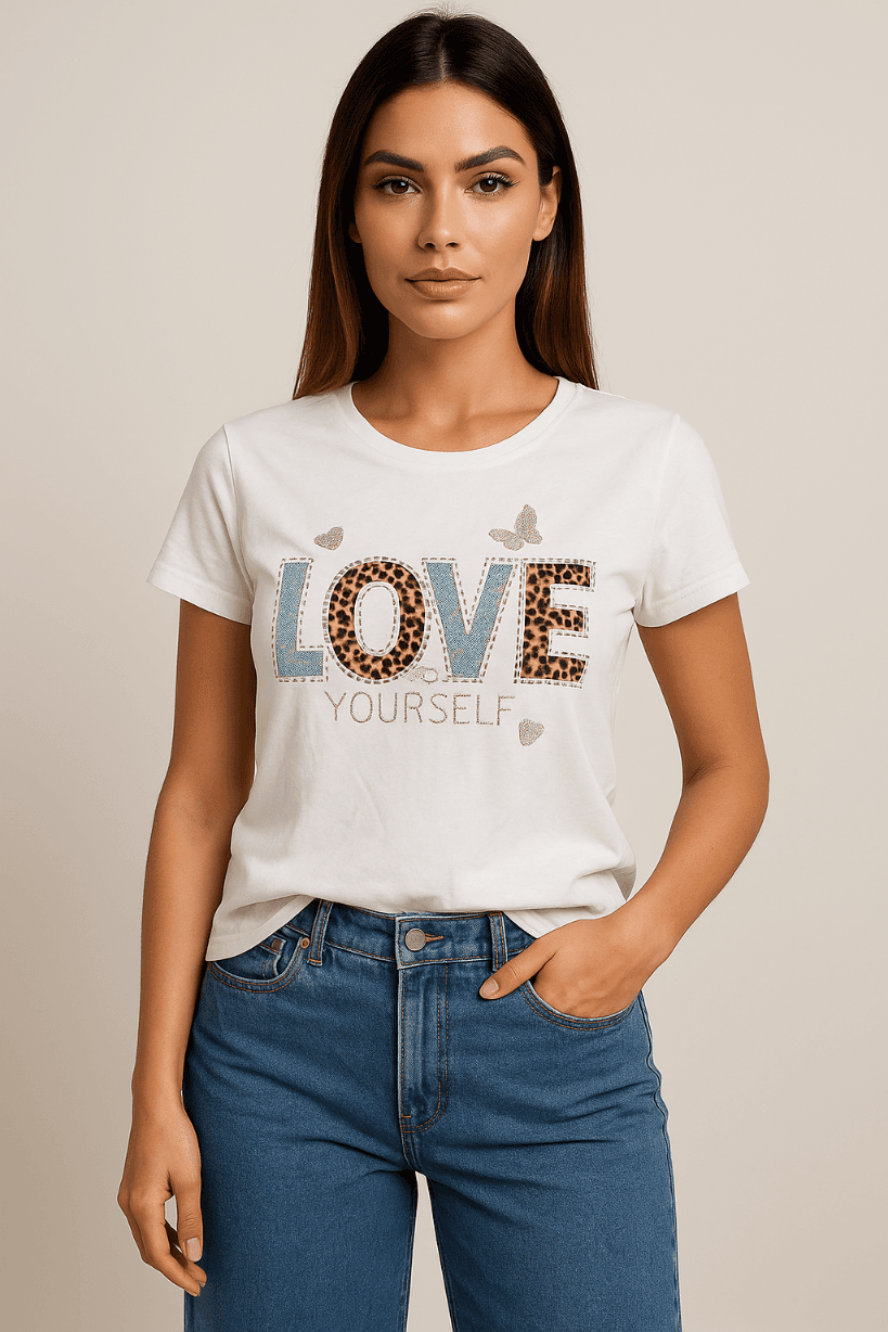 KOSZULKA DAMSKA - T-SHIRT BIAŁY Z NAPISEM LOVE - CYRKONIE I CEKINY