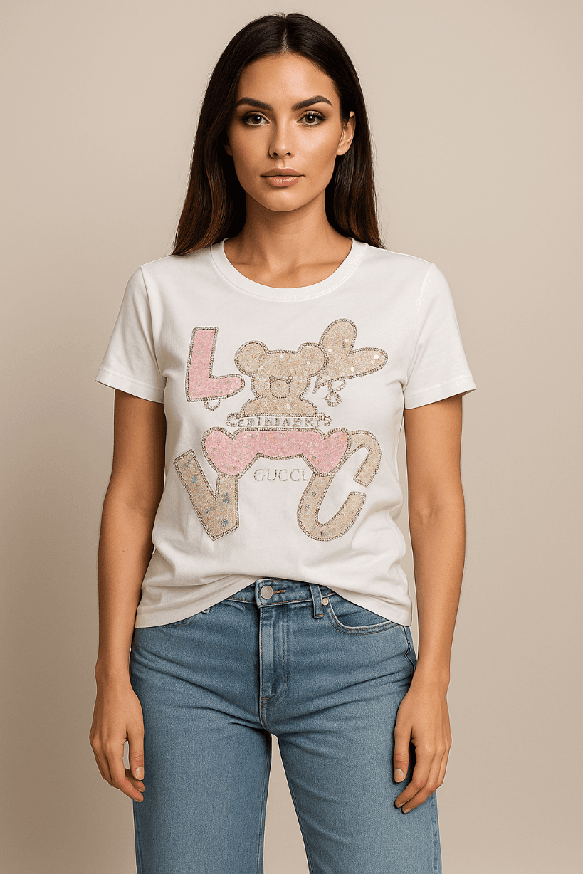 KOSZULKA DAMSKA - T-SHIRT BIAŁY Z MISIEM LOVE- CYRKONIE, CEKINY